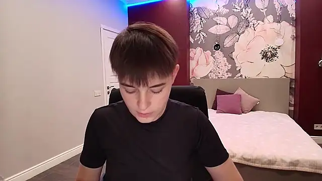 EmiliaYours online show from 09-26-25, 03:16