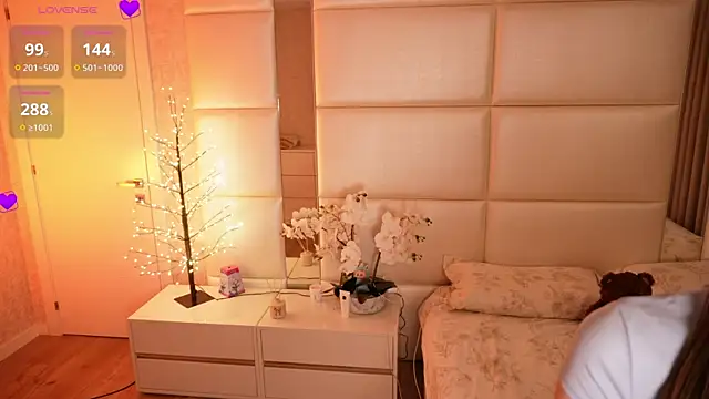 Lilly Colins online show from 04-20-26, 07:59