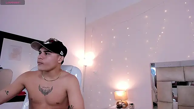 Snapshot of saraandstiven chatting on 02-18-25, 07:10 saraandstiven online show from 02-18-25, 07:10