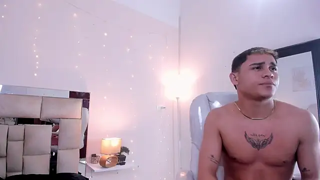 Snapshot of saraandstiven chatting on 03-05-25, 07:05 saraandstiven online show from 03-05-25, 07:05