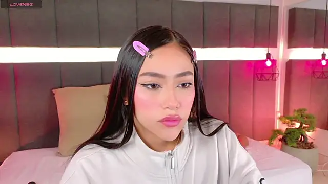 nicolle pierce online show from 11-14-25, 02:49