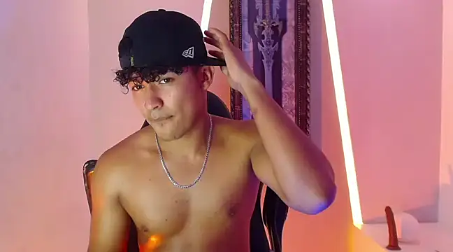 Snapshot of jamescurli_ chatting on 12-22-24, 11:44 jamescurli online show from 12-22-24, 11:44