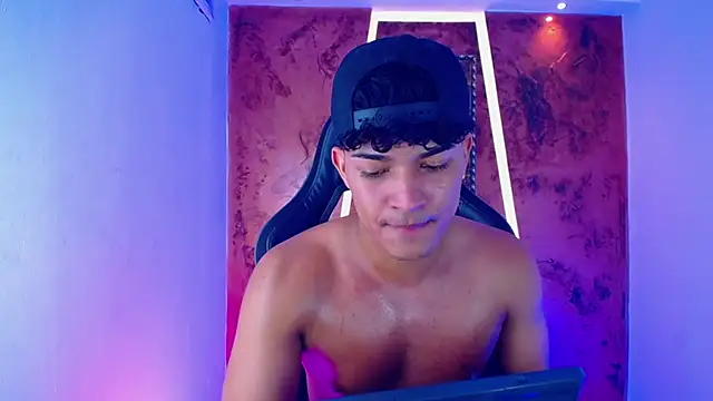 Snapshot of jamescurli_ chatting on 02-25-25, 10:26 jamescurli online show from 02-25-25, 10:26