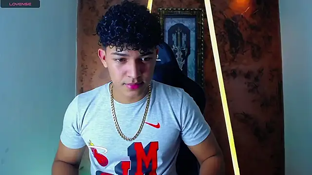 Snapshot of jamescurli_ chatting on 03-21-25, 04:17 jamescurli online show from 03-21-25, 04:17
