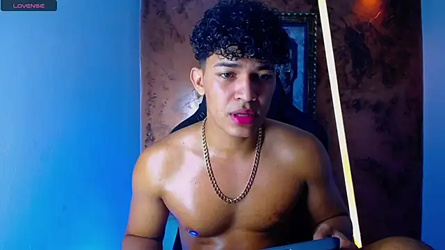 Snapshot of jamescurli_ chatting on 03-22-25, 04:45 jamescurli online show from 03-22-25, 04:45