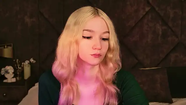 Snapshot of NaomiLoys chatting on 11-09-25, 10:35 NaomiLoys online show from 11-09-25, 10:35