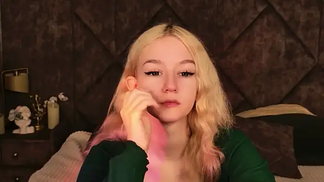 Snapshot of NaomiLoys chatting on 11-10-25, 10:36 NaomiLoys online show from 11-10-25, 10:36