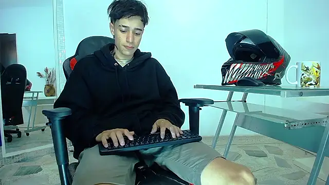 Snapshot of Zacktk7 chatting on 12-04-24, 11:13 Zacktk7 online show from 12-04-24, 11:13