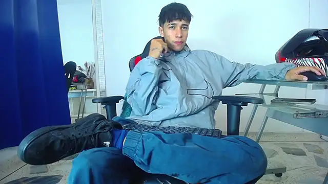 Snapshot of Zacktk7 chatting on 12-06-24, 11:14 Zacktk7 online show from 12-06-24, 11:14