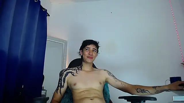 Snapshot of Zacktk7 chatting on 12-13-24, 02:21 Zacktk7 online show from 12-13-24, 02:21