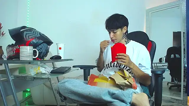 Snapshot of Zacktk7 chatting on 12-25-24, 09:33 Zacktk7 online show from 12-25-24, 09:33