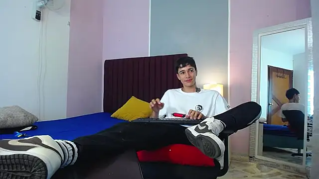 Snapshot of Zacktk7 chatting on 01-02-25, 06:45 Zacktk7 online show from 01-02-25, 06:45