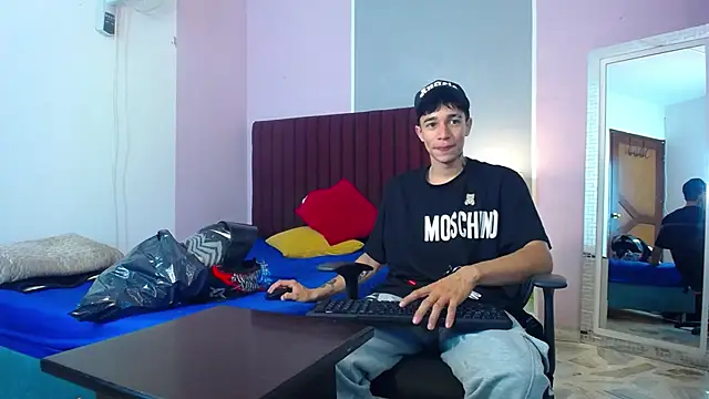 Snapshot of Zacktk7 chatting on 01-04-25, 05:05 Zacktk7 online show from 01-04-25, 05:05