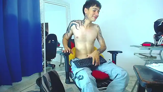 Snapshot of Zacktk7 chatting on 01-09-25, 11:56 Zacktk7 online show from 01-09-25, 11:56