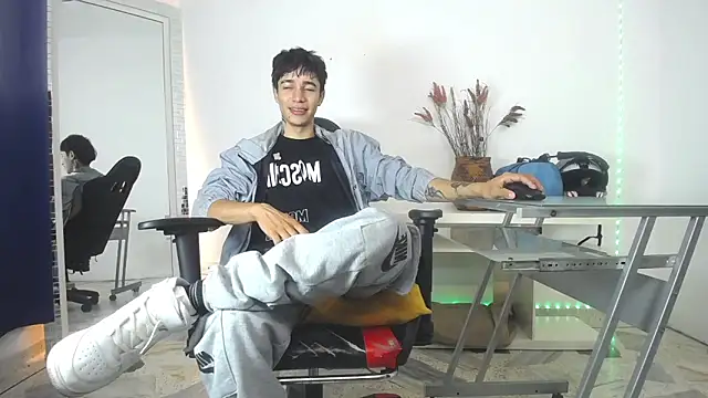 Snapshot of Zacktk7 chatting on 01-18-25, 01:29 Zacktk7 online show from 01-18-25, 01:29