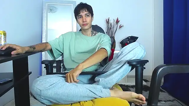 Snapshot of Zacktk7 chatting on 02-03-25, 10:43 Zacktk7 online show from 02-03-25, 10:43