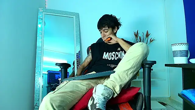 Snapshot of Zacktk7 chatting on 02-10-25, 08:00 Zacktk7 online show from 02-10-25, 08:00