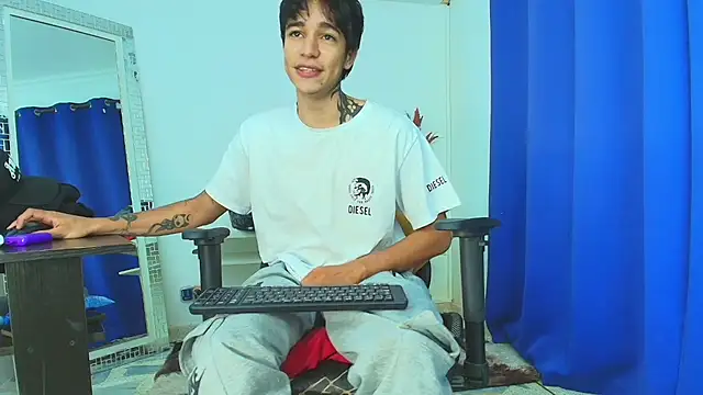 Snapshot of Zacktk7 chatting on 02-18-25, 11:19 Zacktk7 online show from 02-18-25, 11:19