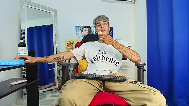 Snapshot of Zacktk7 chatting on 03-10-25, 08:23 Zacktk7 online show from 03-10-25, 08:23