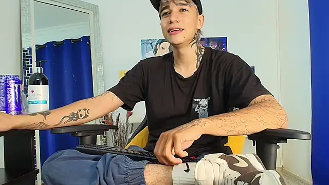 Snapshot of Zacktk7 chatting on 03-11-25, 08:09 Zacktk7 online show from 03-11-25, 08:09