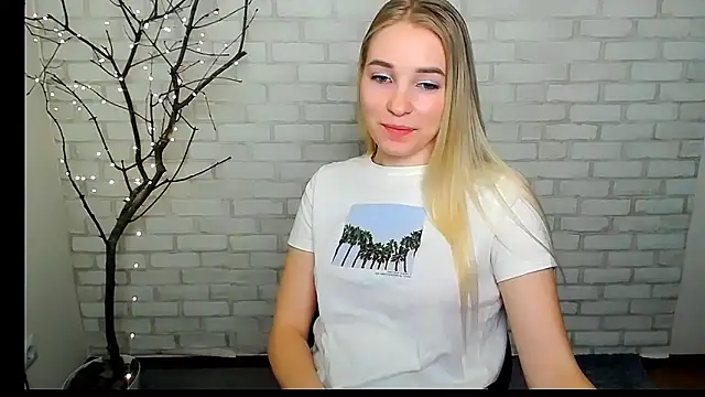 Snapshot of Queen_ofLove chatting on 03-21-25, 07:24 Queen ofLove online show from 03-21-25, 07:24