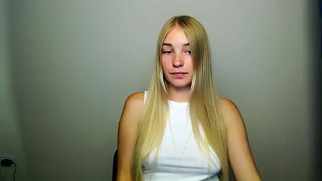 Snapshot of Queen_ofLove chatting on 09-20-25, 06:31 Queen ofLove online show from 09-20-25, 06:31