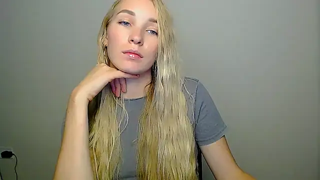 Snapshot of Queen_ofLove chatting on 10-07-25, 10:51 Queen ofLove online show from 10-07-25, 10:51