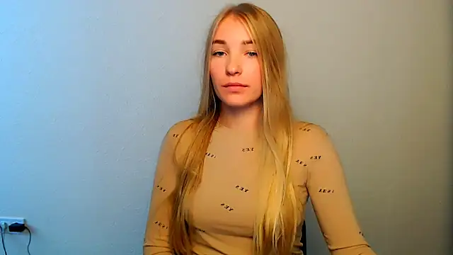 Snapshot of Queen_ofLove chatting on 10-12-25, 11:42 Queen ofLove online show from 10-12-25, 11:42