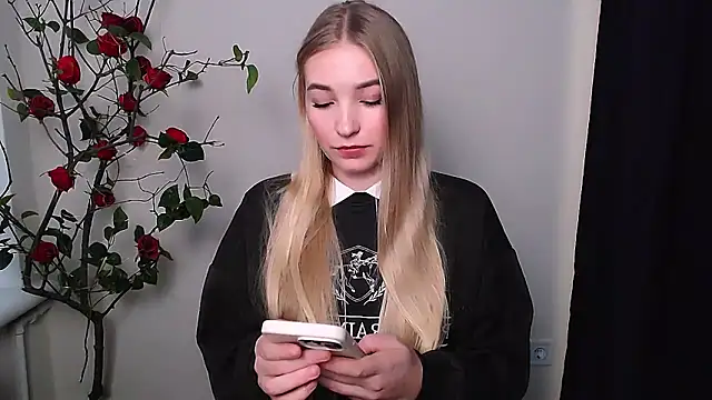 Snapshot of Queen_ofLove chatting on 11-14-25, 02:16 Queen ofLove online show from 11-14-25, 02:16