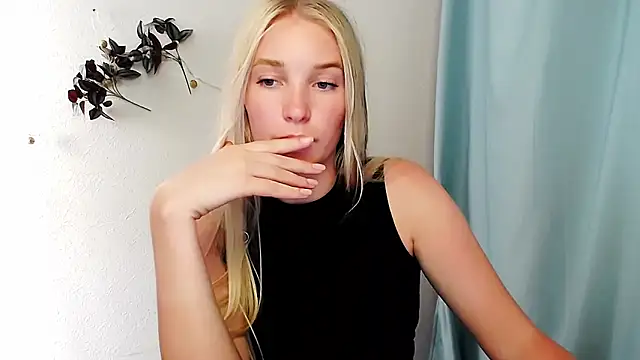 Snapshot of Queen_ofLove chatting on 06-11-26, 02:26 Queen ofLove online show from 06-11-26, 02:26