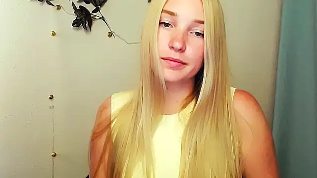 Snapshot of Queen_ofLove chatting on 06-23-26, 04:16 Queen ofLove online show from 06-23-26, 04:16