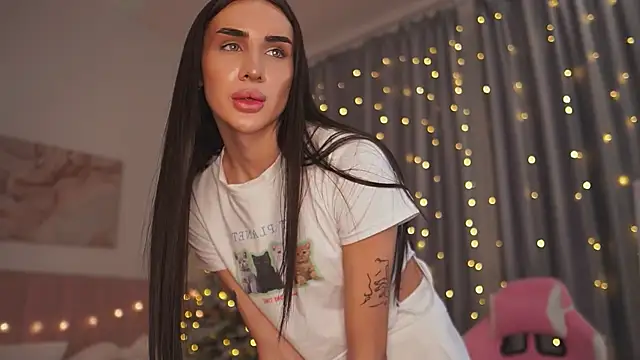 Snapshot of Kim_Oberlin_ chatting on 12-20-24, 04:36 Kim Oberlin online show from 12-20-24, 04:36