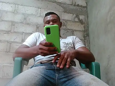 Snapshot of fernandez_latinblackk chatting on 10-20-25, 01:33 fernandez latinblackk online show from 10-20-25, 01:33