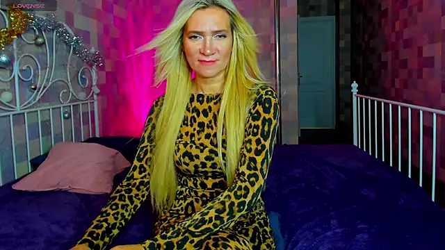 Luna  Lewis online show from 01-08-25, 11:10