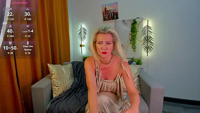 Luna  Lewis online show from 09-18-25, 08:05