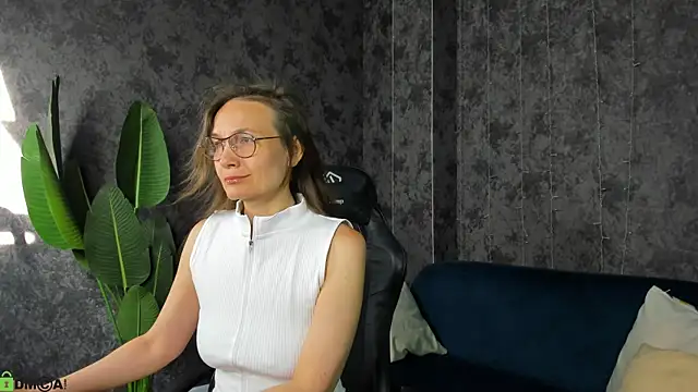 Snapshot of Lillian_White chatting on 06-23-26, 12:52 Lillian White online show from 06-23-26, 12:52
