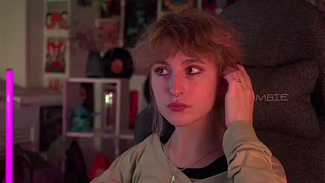 Snapshot of LuxRayi chatting on 12-22-24, 05:56 LuxRayi online show from 12-22-24, 05:56