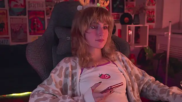 Snapshot of LuxRayi chatting on 12-25-24, 09:13 LuxRayi online show from 12-25-24, 09:13