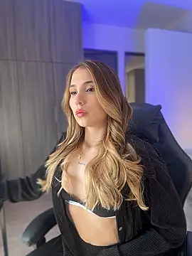 Snapshot of SophieRaily_ chatting on 01-13-26, 06:57 SophieRaily online show from 01-13-26, 06:57