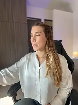 Snapshot of SophieRaily_ chatting on 01-16-26, 05:06 SophieRaily online show from 01-16-26, 05:06