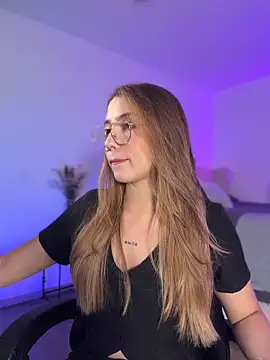 Snapshot of SophieRaily_ chatting on 03-12-26, 09:43 SophieRaily online show from 03-12-26, 09:43