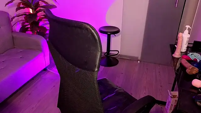 Snapshot of Lovely_celeste chatting on 11-30-25, 04:00 Lovely celeste online show from 11-30-25, 04:00