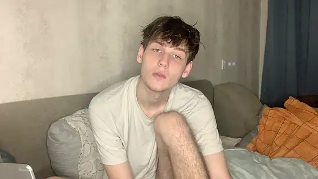 Snapshot of cutie_guys chatting on 12-21-24, 06:23 cutie guys online show from 12-21-24, 06:23