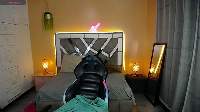 Kate Laurence  online show from 01-03-25, 07:06