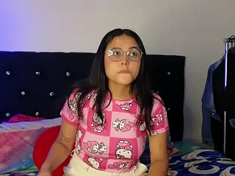 Snapshot of Sweet_xuee18 chatting on 03-22-26, 05:00 Sweet xuee18 online show from 03-22-26, 05:00