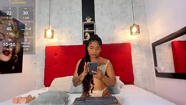 Snapshot of SilvannaFit chatting on 03-19-25, 01:40 SilvannaFit online show from 03-19-25, 01:40