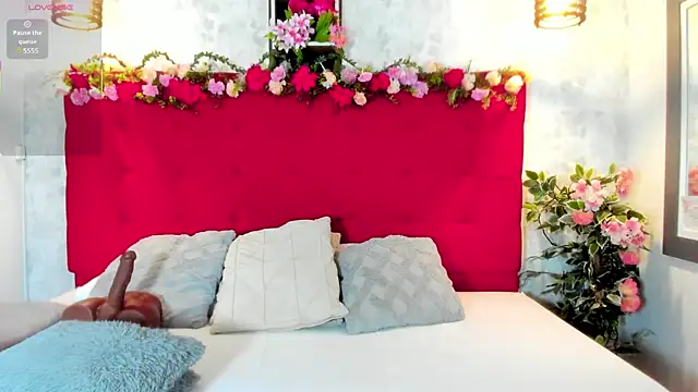 Snapshot of SilvannaFit chatting on 09-25-25, 12:09 SilvannaFit online show from 09-25-25, 12:09