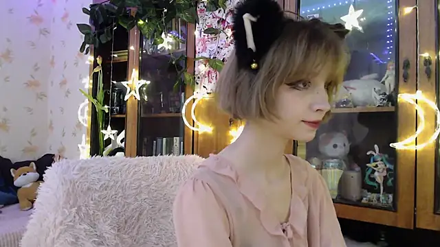 Snapshot of cloudgirrl chatting on 03-12-25, 05:28 cloudgirrl online show from 03-12-25, 05:28