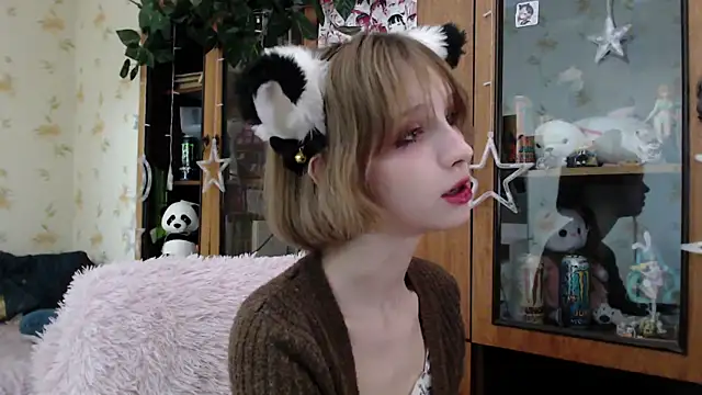 Snapshot of cloudgirrl chatting on 03-22-25, 05:17 cloudgirrl online show from 03-22-25, 05:17