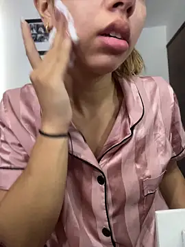 Aaliyah Salma online show from 05-17-26, 03:52
